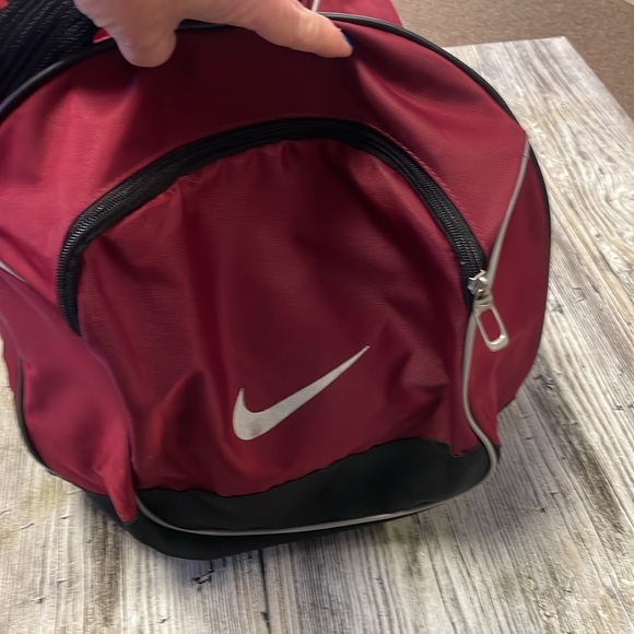 Nike Duffle Bag 1 zipper tab broke but still works fine - Picture 4 of 13